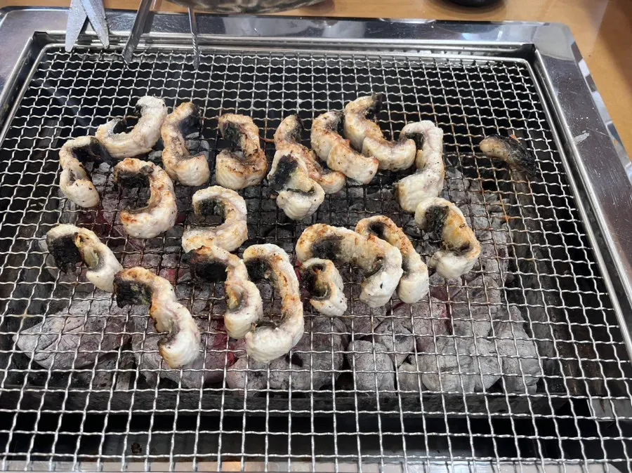 껍질부터 노릇하게 구워지는 장어