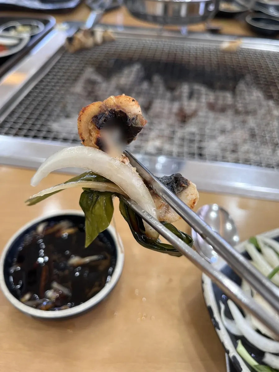 먹기 좋게 잘라 세워 익힌 장어구이