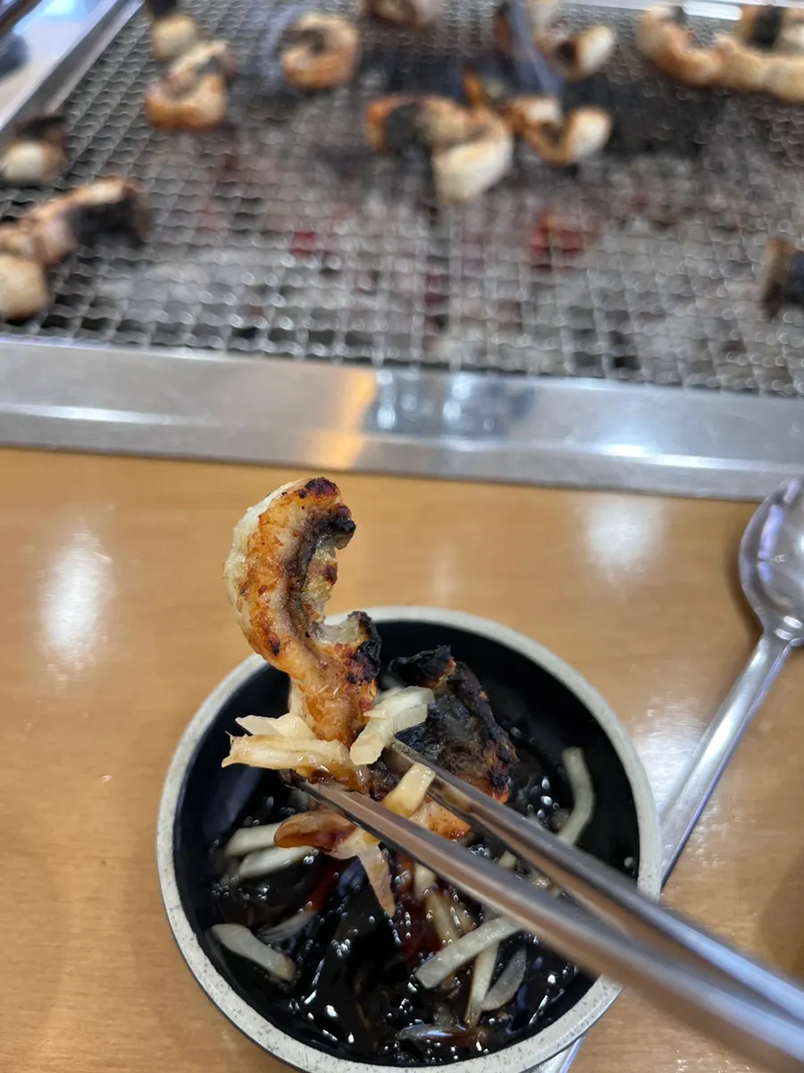 가시 없이 손질된 장어구이 단면