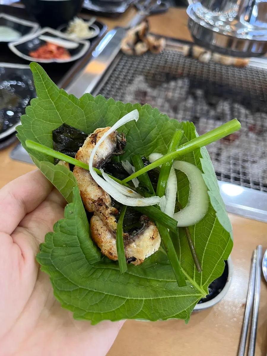 생강채를 올린 장어구이 한 점