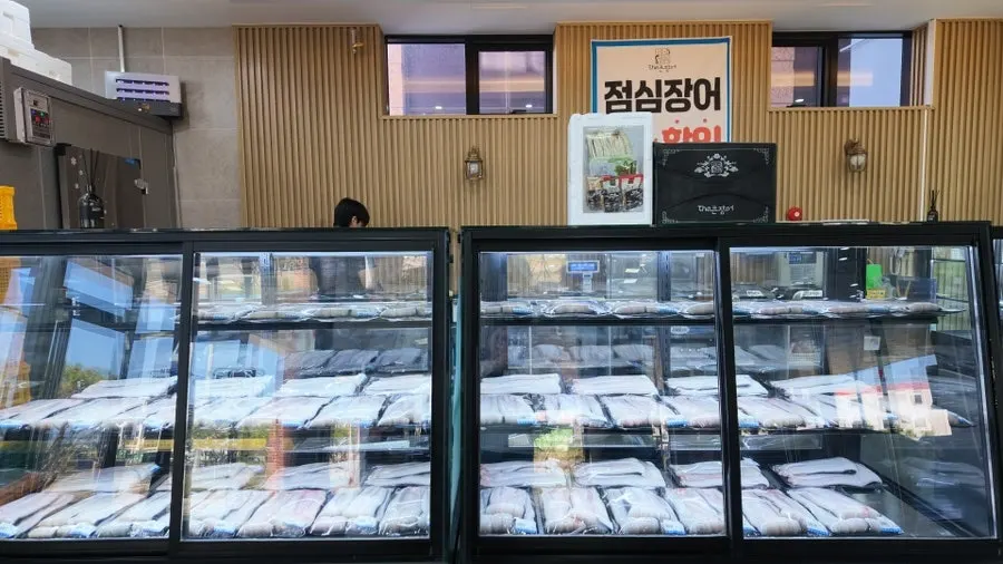1층 입구 냉장고에 진열된 손질장어 팩