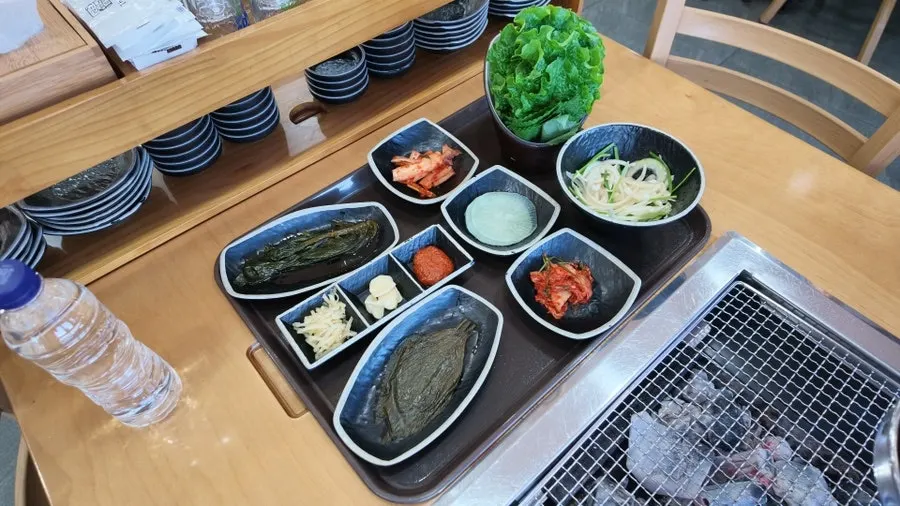 간격이 넓은 2층 테이블과 단독룸 공간