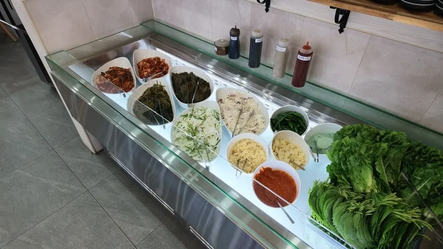 장어에 곁들이는 찬과 소스가 놓인 상차림 세팅