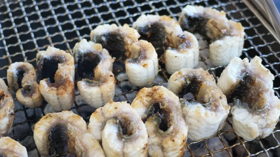 양면을 굽고 반으로 자른 도톰한 장어 살