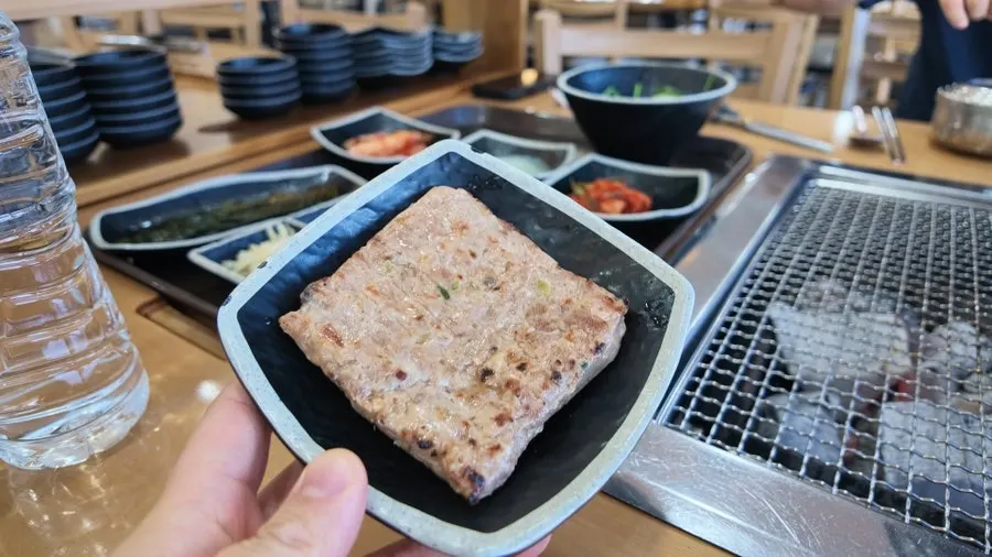 반찬 셀프바에서 담아온 찬과 야채