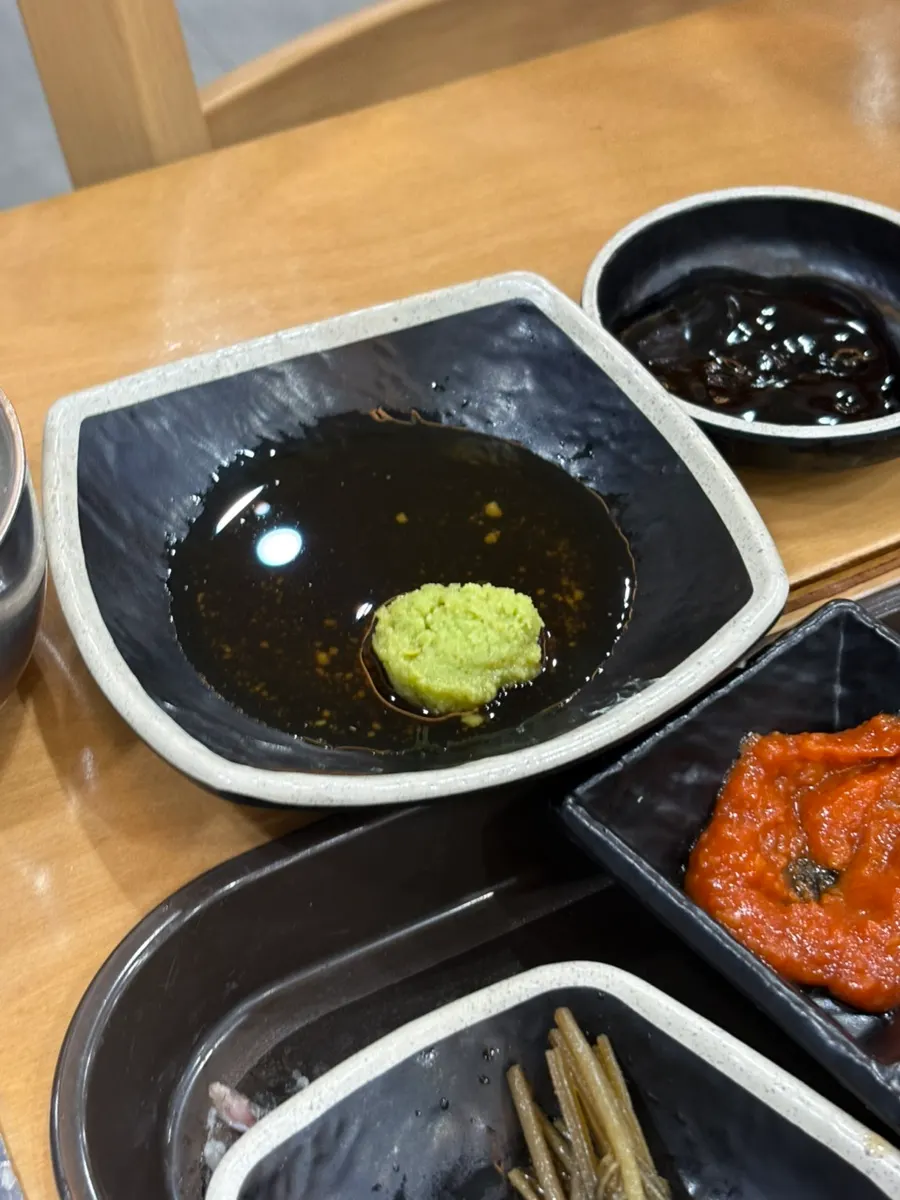 Ginger shreds served as a side dish for the eel
