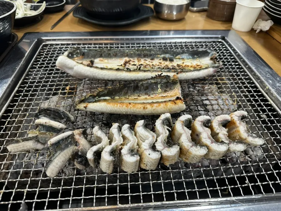 Table at Deokeun Jangeo Gwangyang Branch after finishing the meal