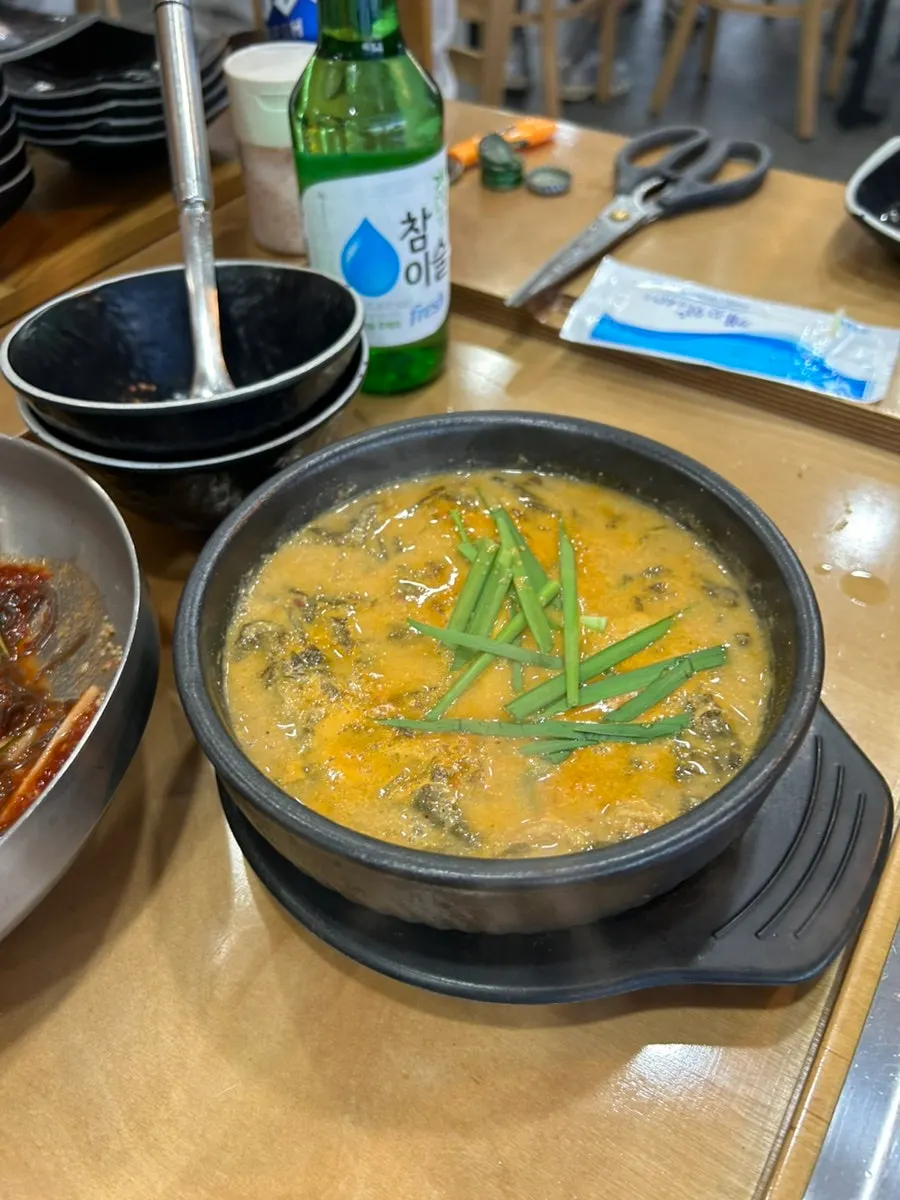 공기밥이 포함된 장어탕 한 그릇
