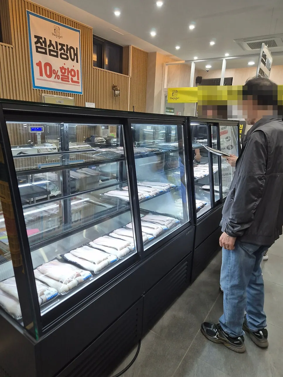 1st-floor refrigerator displaying prepped eel at Deokeun Jangeo