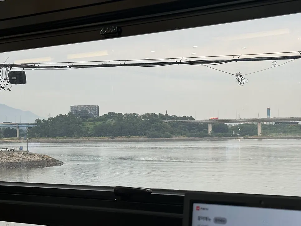 창가 자리에서 보이는 바다 풍경