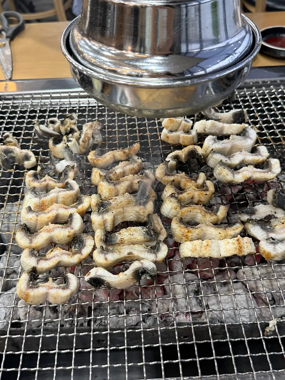 잘 구워진 통통한 장어구이