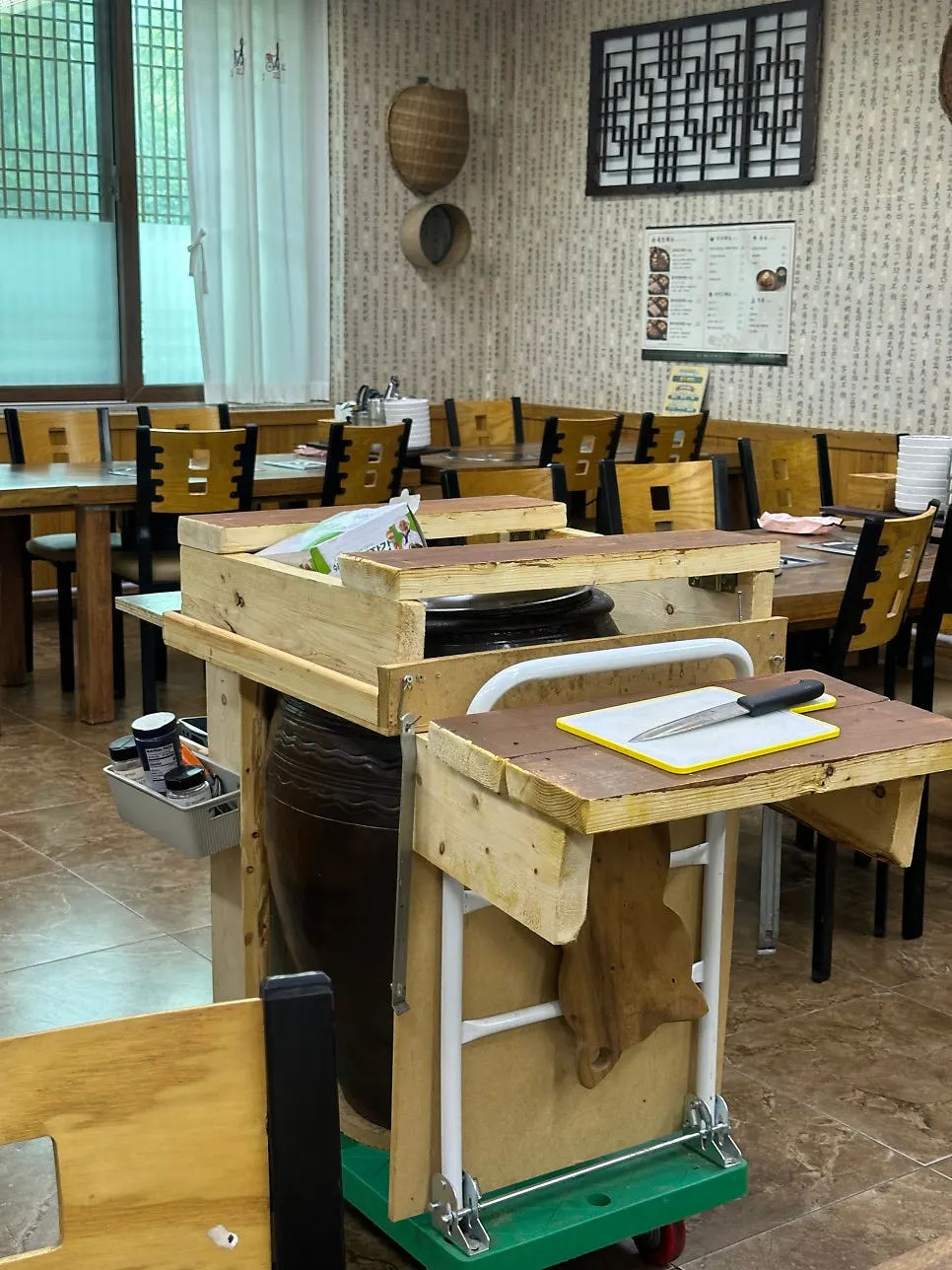 토마호크세트와 항아리세트가 적힌 메뉴판