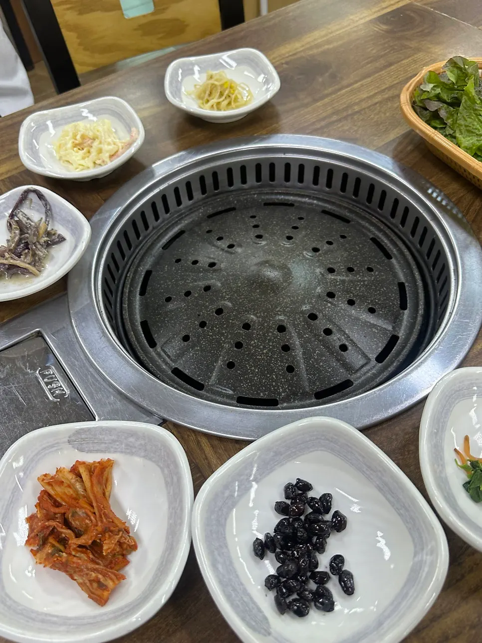 삼겹살과 갈비를 굽는 바베큐 항아리
