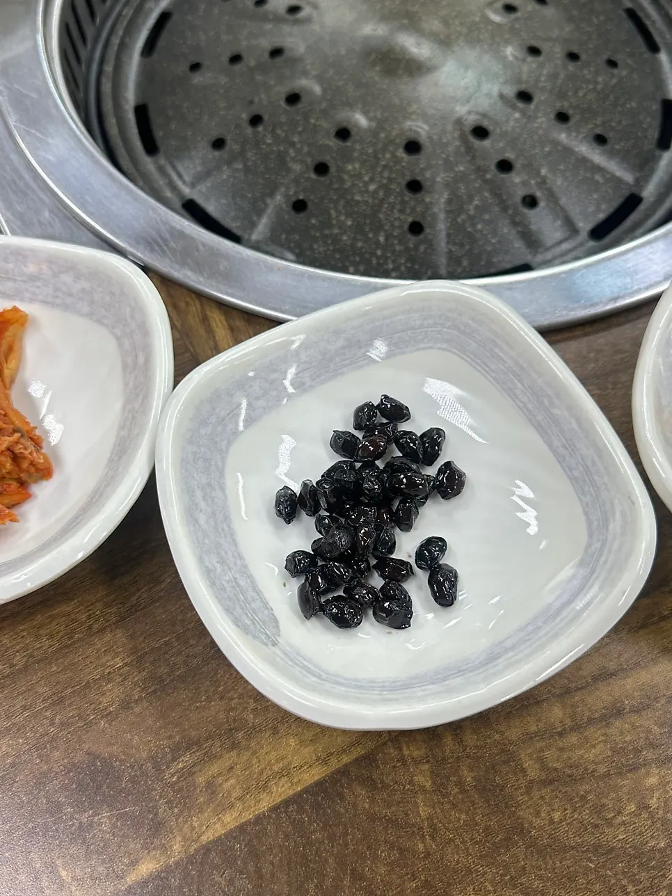 세트에 함께 나온 밑반찬 접시