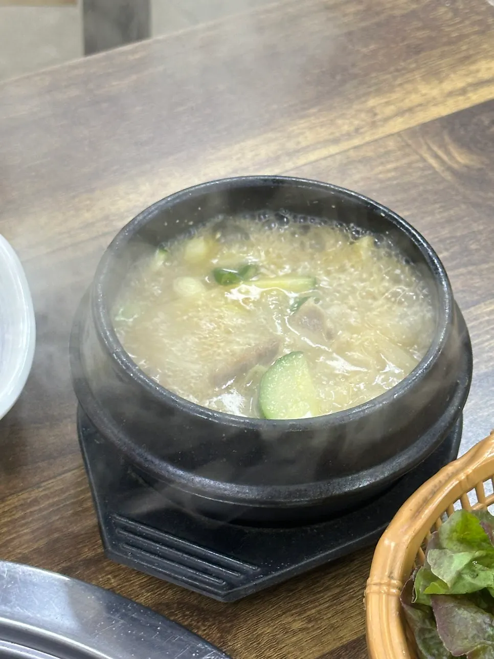야채와 고기가 들어간 찌개