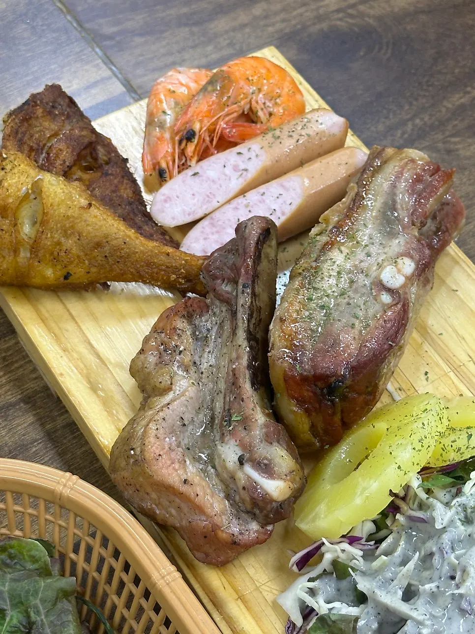 삼겹살과 갈비가 함께 담긴 반반세트