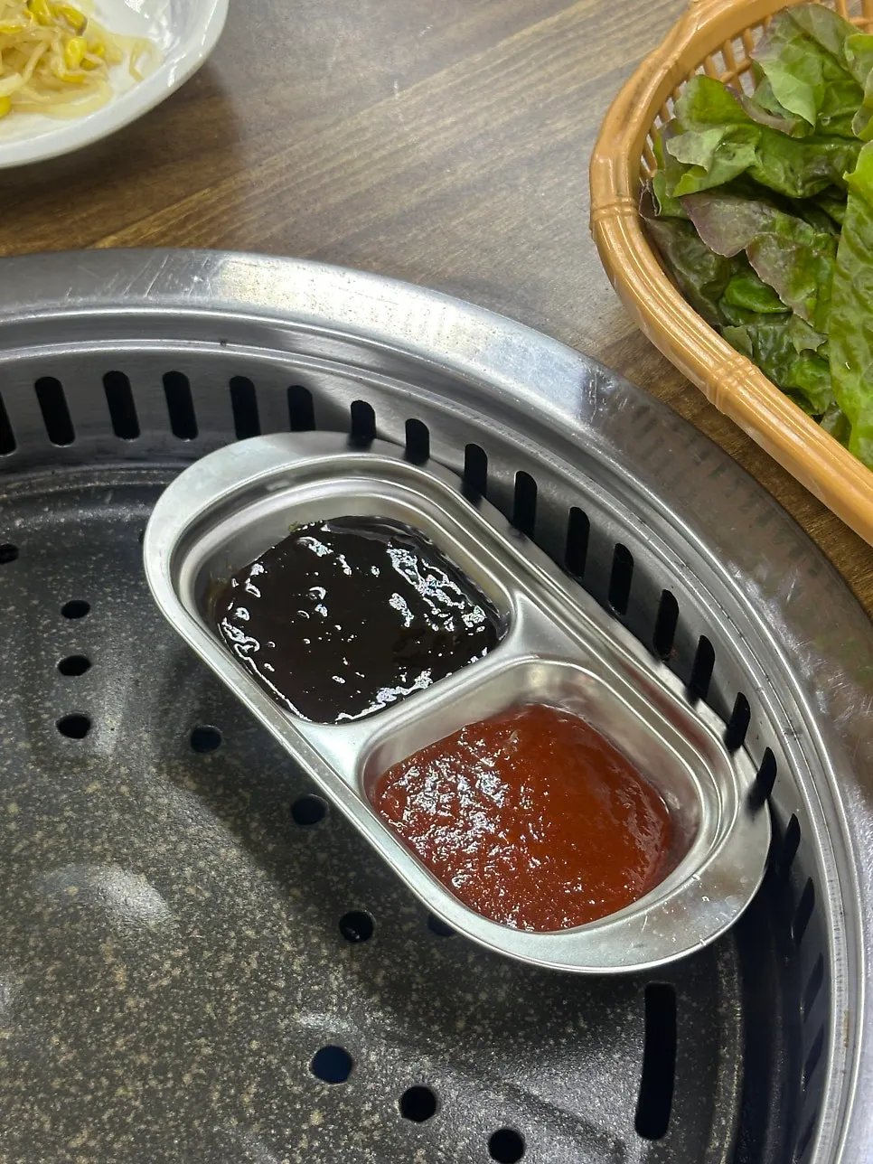 불판 위에 올린 잘린 삼겹살과 갈비