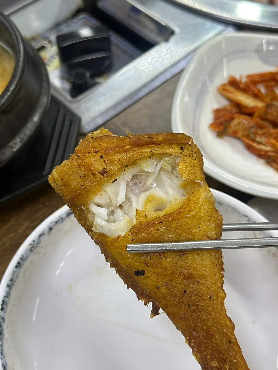 고기를 소스에 찍어 먹는 모습