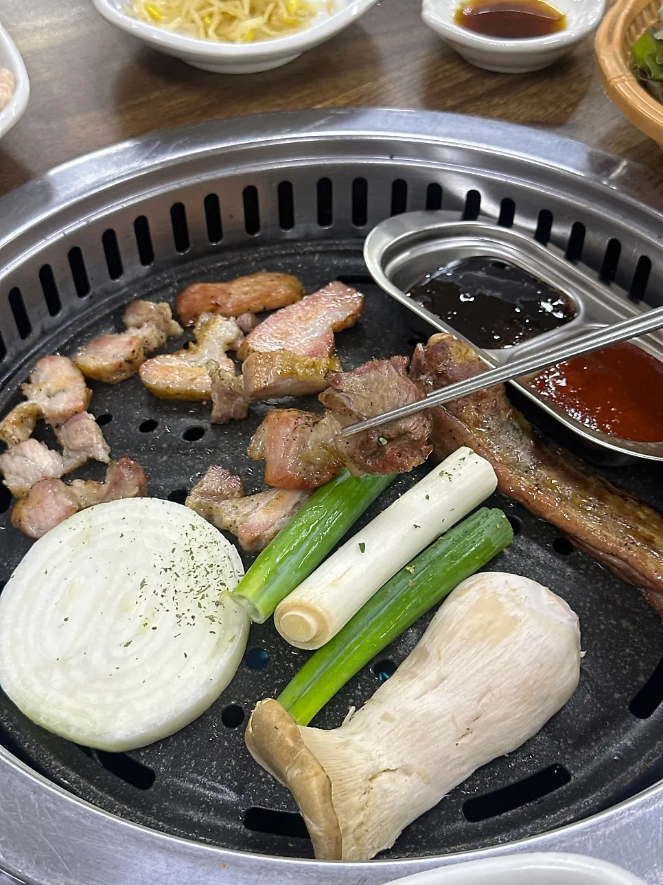 불판 위에서 데워지는 삼겹살
