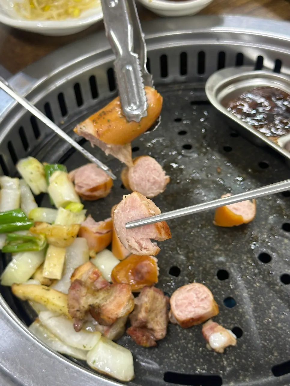 야채와 소시지를 함께 올린 불판