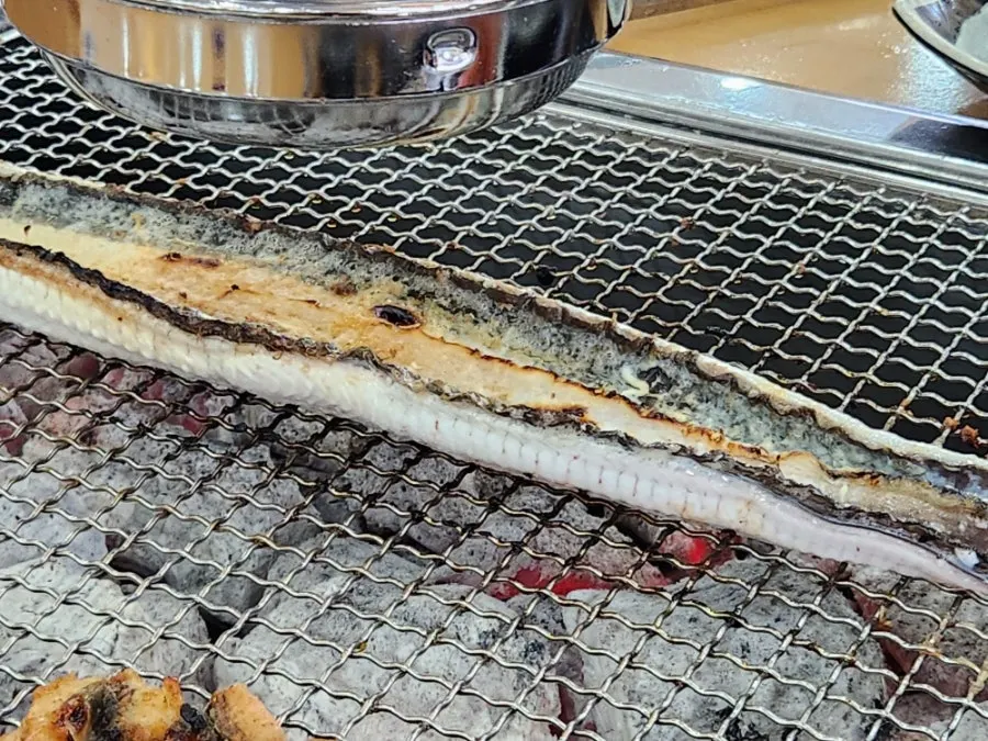 Lunch table setting with the eel grill