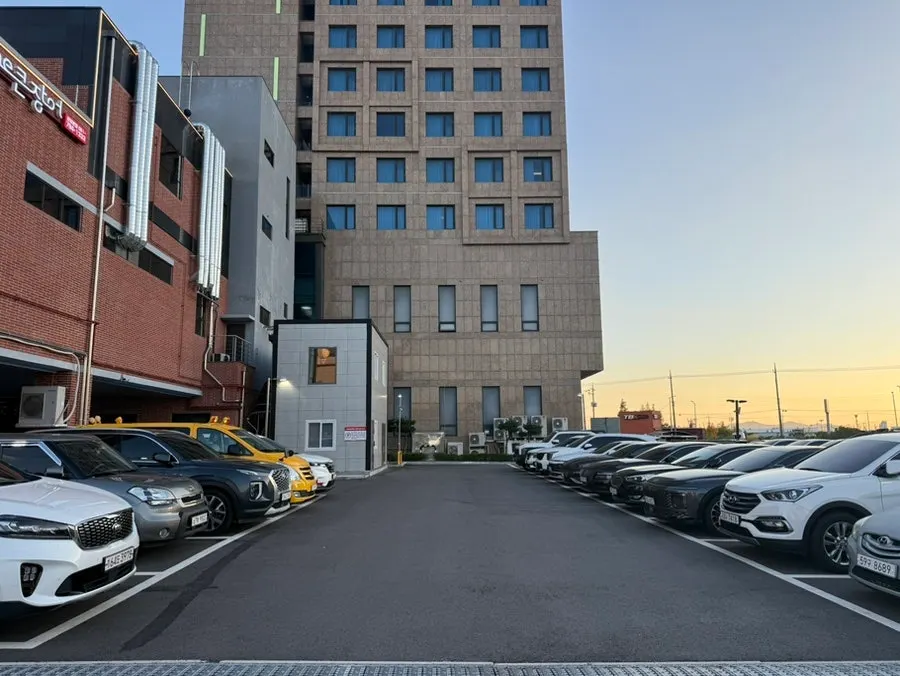 Outdoor parking space at Deokeun Jangeo Gwangyang Branch