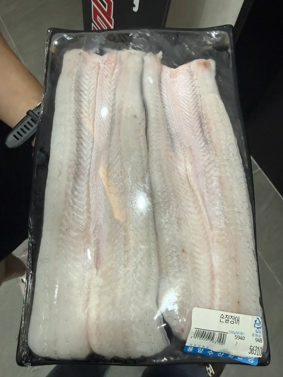 Price signage showing eel priced per 100g