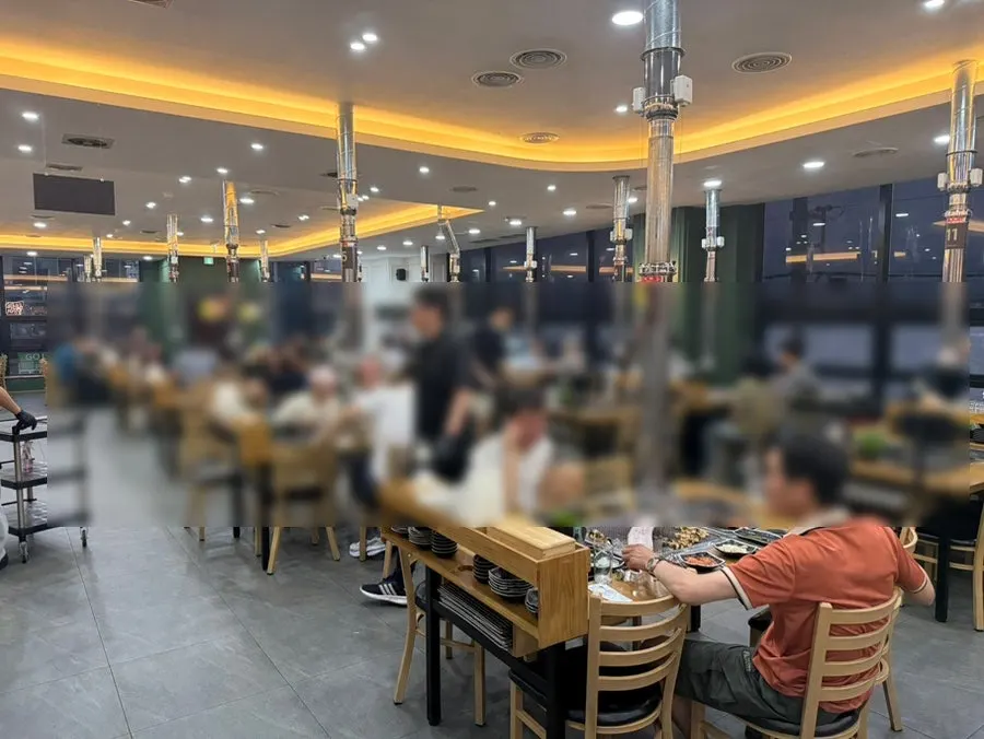 Second-floor dining area at Deokeun Jangeo Gwangyang Branch