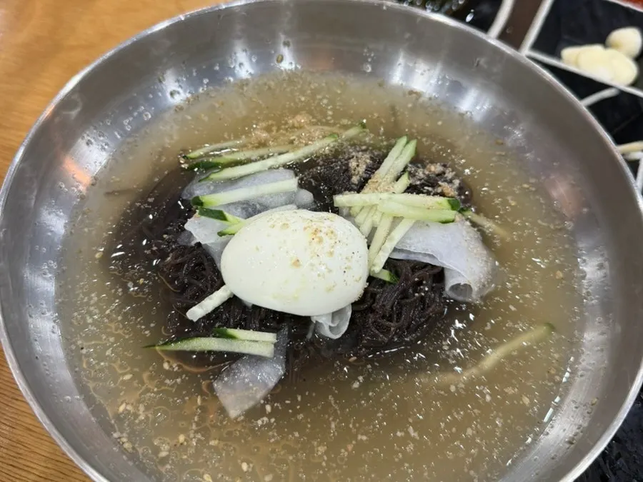 Mul-naengmyeon eaten alongside the eel