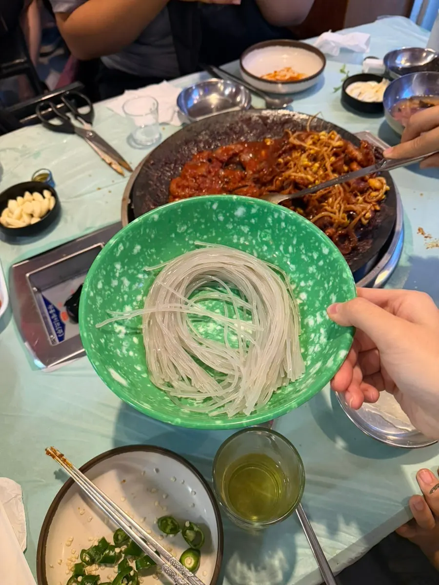 쭈꾸미와 계란찜이 함께 놓인 테이블