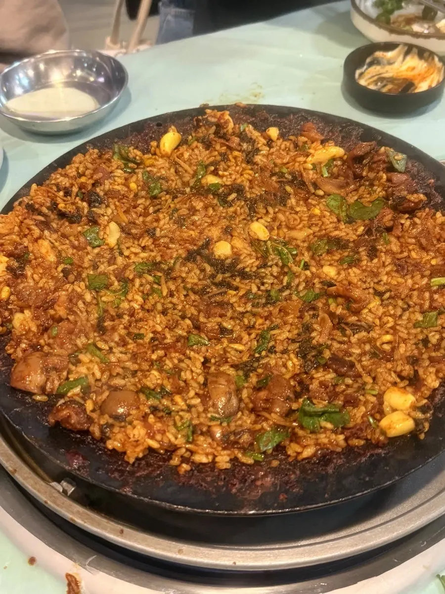 한 숟갈 뜬 쭈꾸미 볶음밥