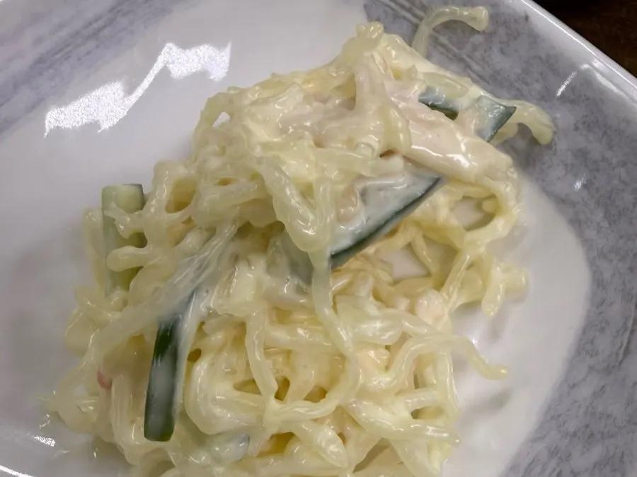 무말랭이무침과 배추김치 반찬 접시