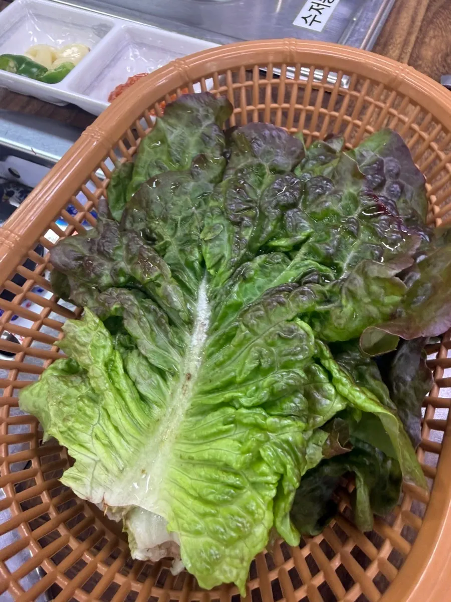 파인애플, 대파, 새우가 함께 올라간 바베큐 플레이팅