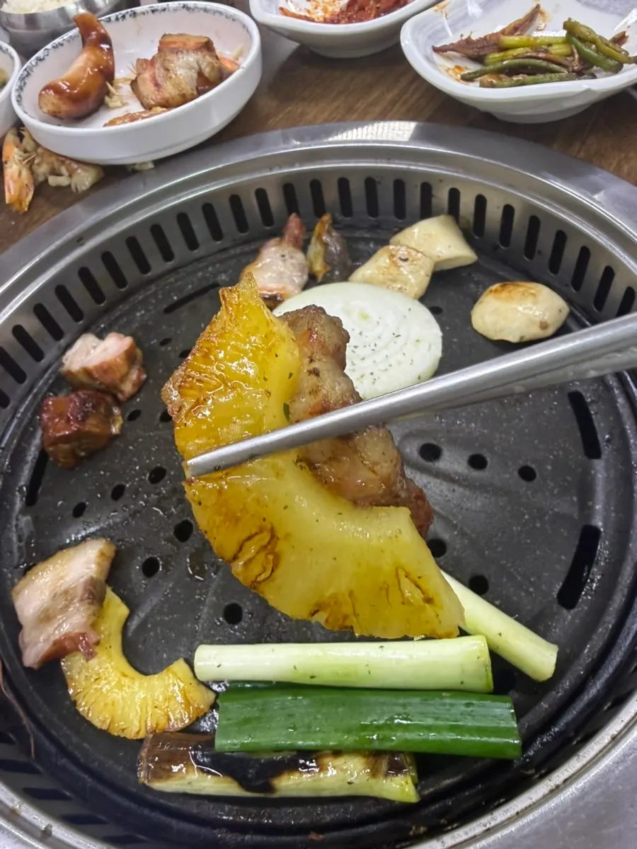 쌈장과 청양고추를 곁들인 훈연 삼겹살 한 점