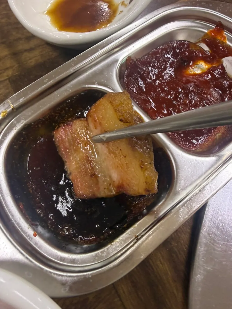 구운 파인애플과 함께 먹는 삼겹살