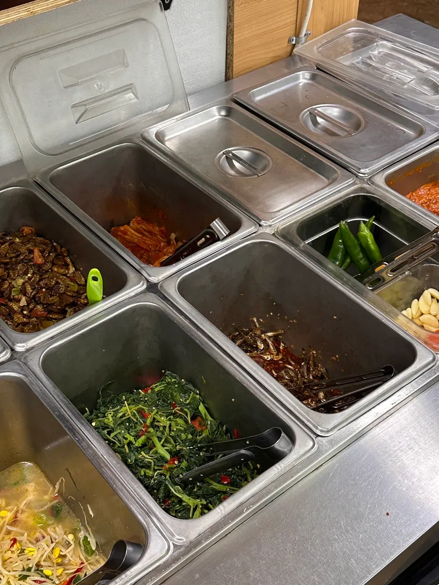 테이블에 차려진 반찬과 불판