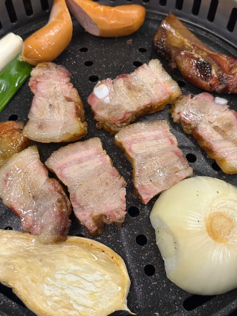 훈연 과정을 거쳐 나온 고기 접시