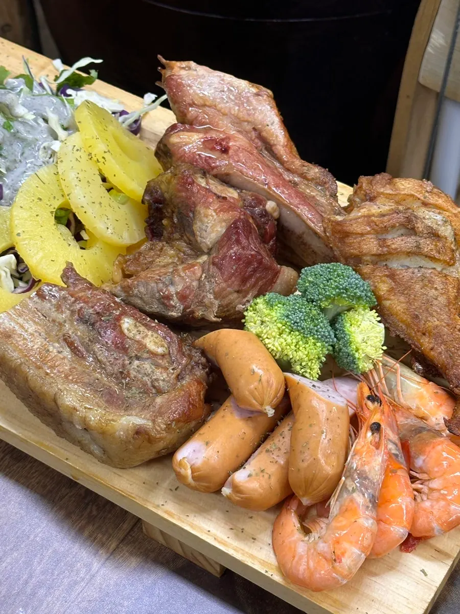 소스에 찍어 먹는 훈연 삼겹과 갈비
