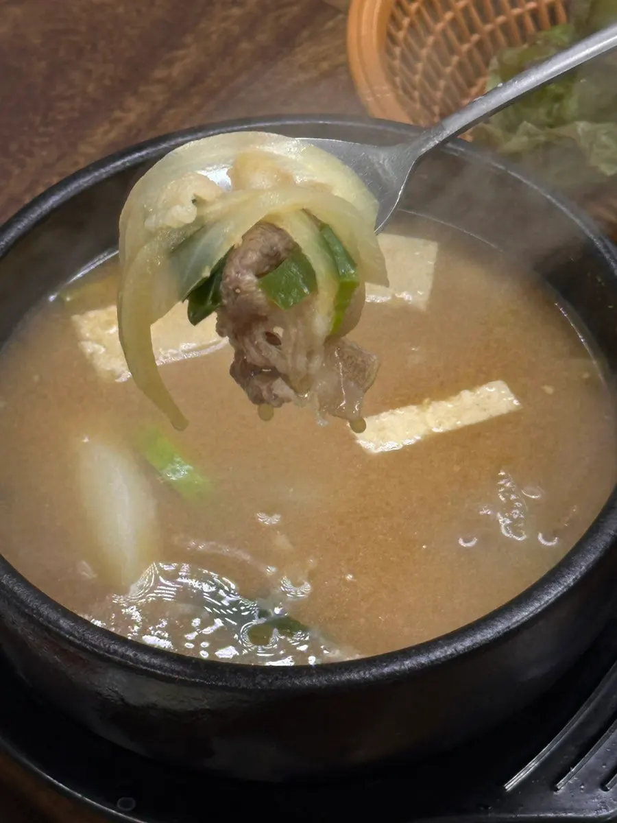 푸짐하게 담긴 바베큐 고기