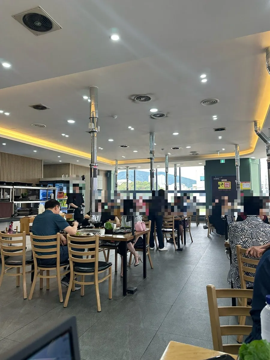 ランチタイムで賑わう2階の食堂内