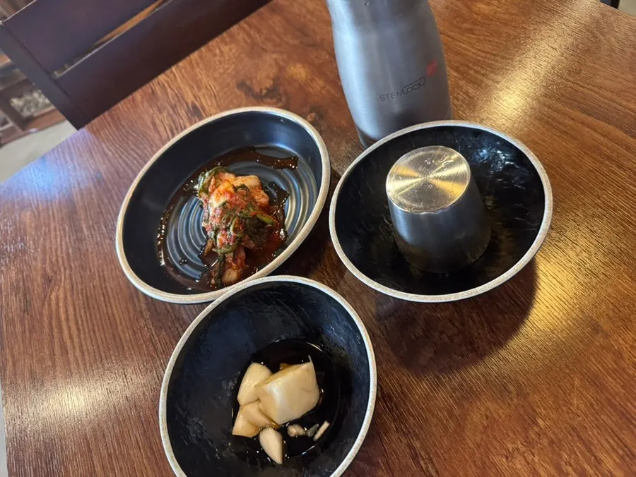 Tteokmandu-guk and banchan set on the table