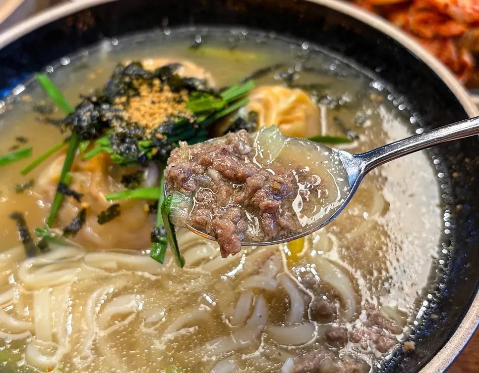 A bowl of Yongja 1 kalmandu-guk
