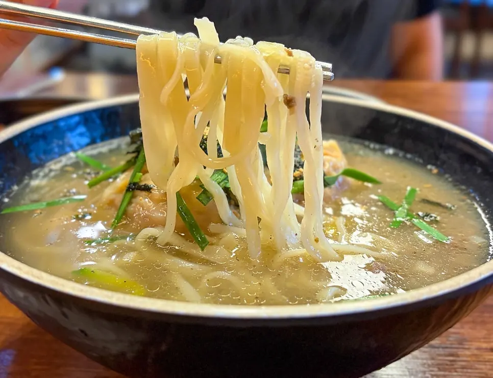 Kalmandu-guk broth with minced meat topping