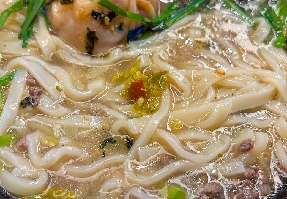 Kalguksu eaten with fresh kimchi