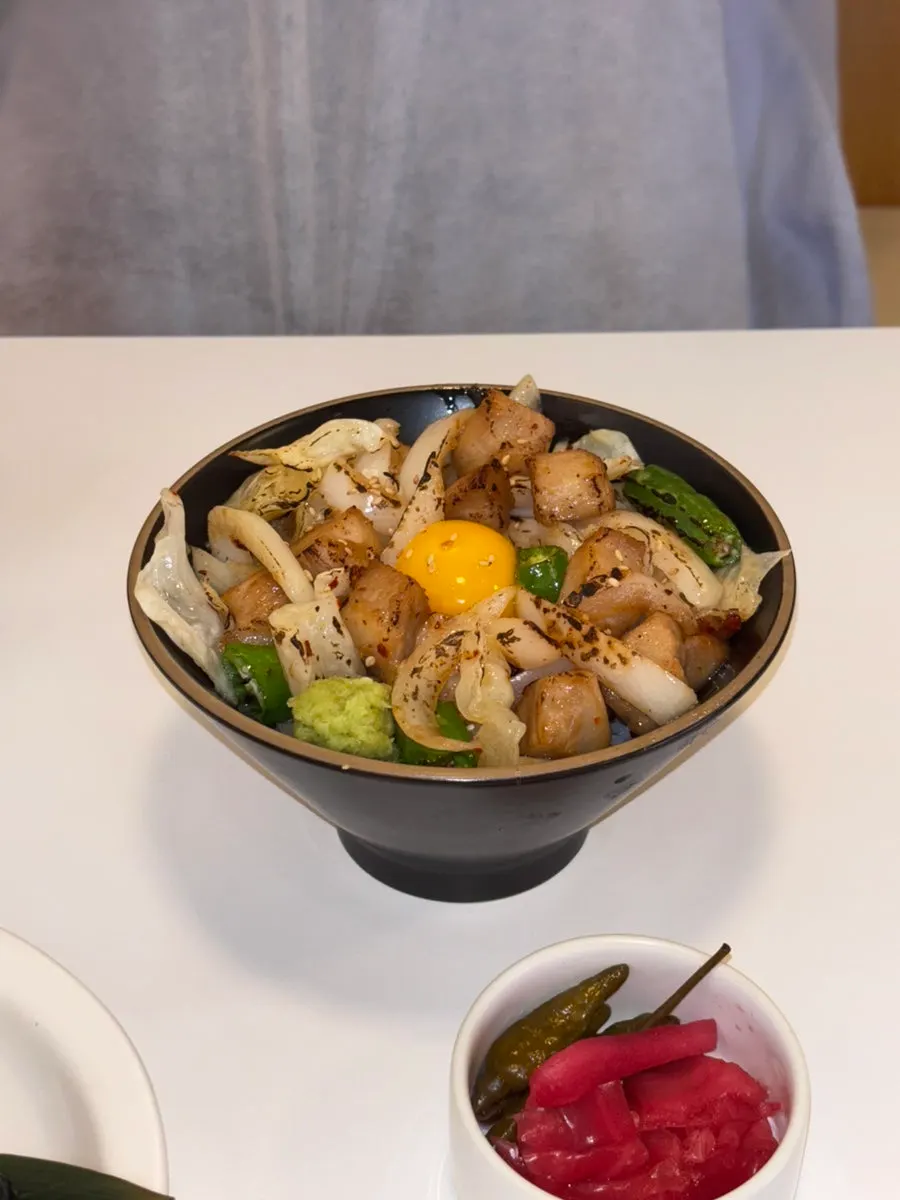 Salmon futomaki ingredients and crispy tenpura texture