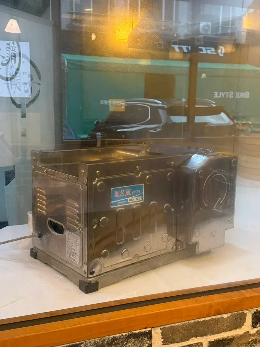 Noodle-making machine at Yongja 1 Gwanpyeong Branch