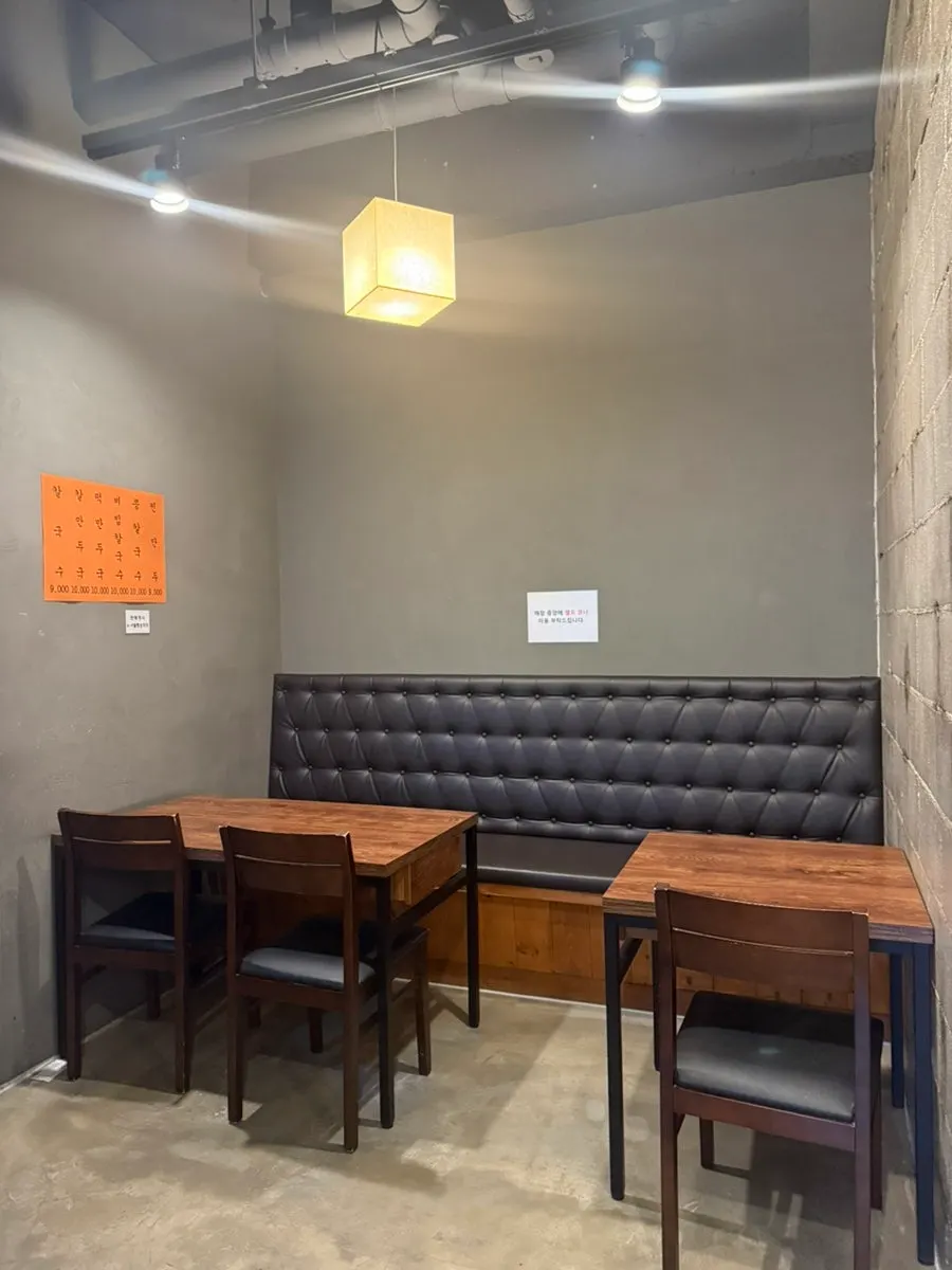 Table seating at Yongja 1 Gwanpyeong Branch