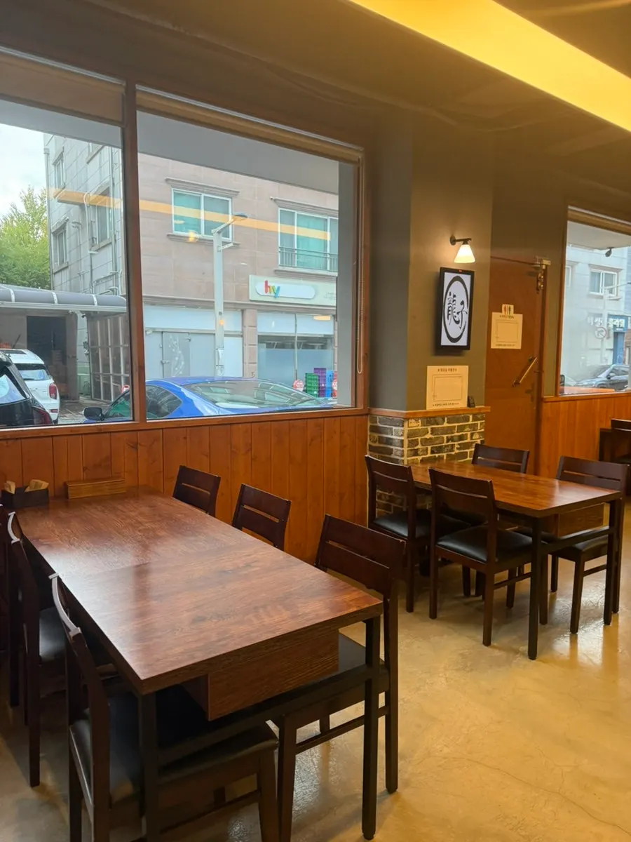 Indoor seating at Yongja 1 Gwanpyeong Branch