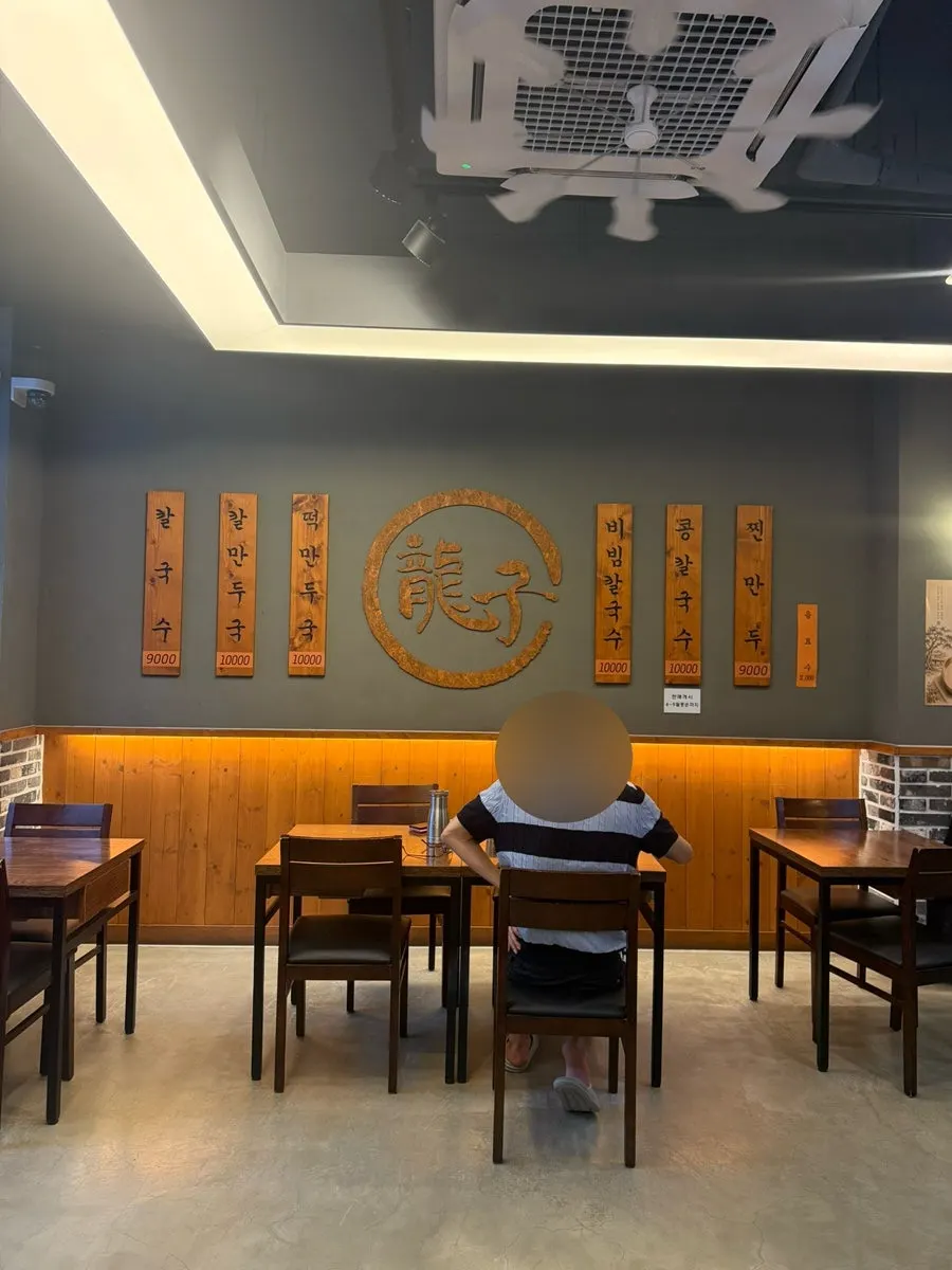 Various tables at Yongja 1 Gwanpyeong Branch