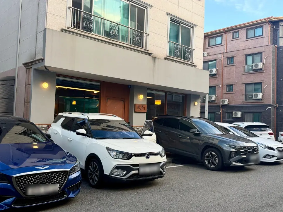 The entrance of Yongja 1 Gwanpyeong Branch with parking space out front